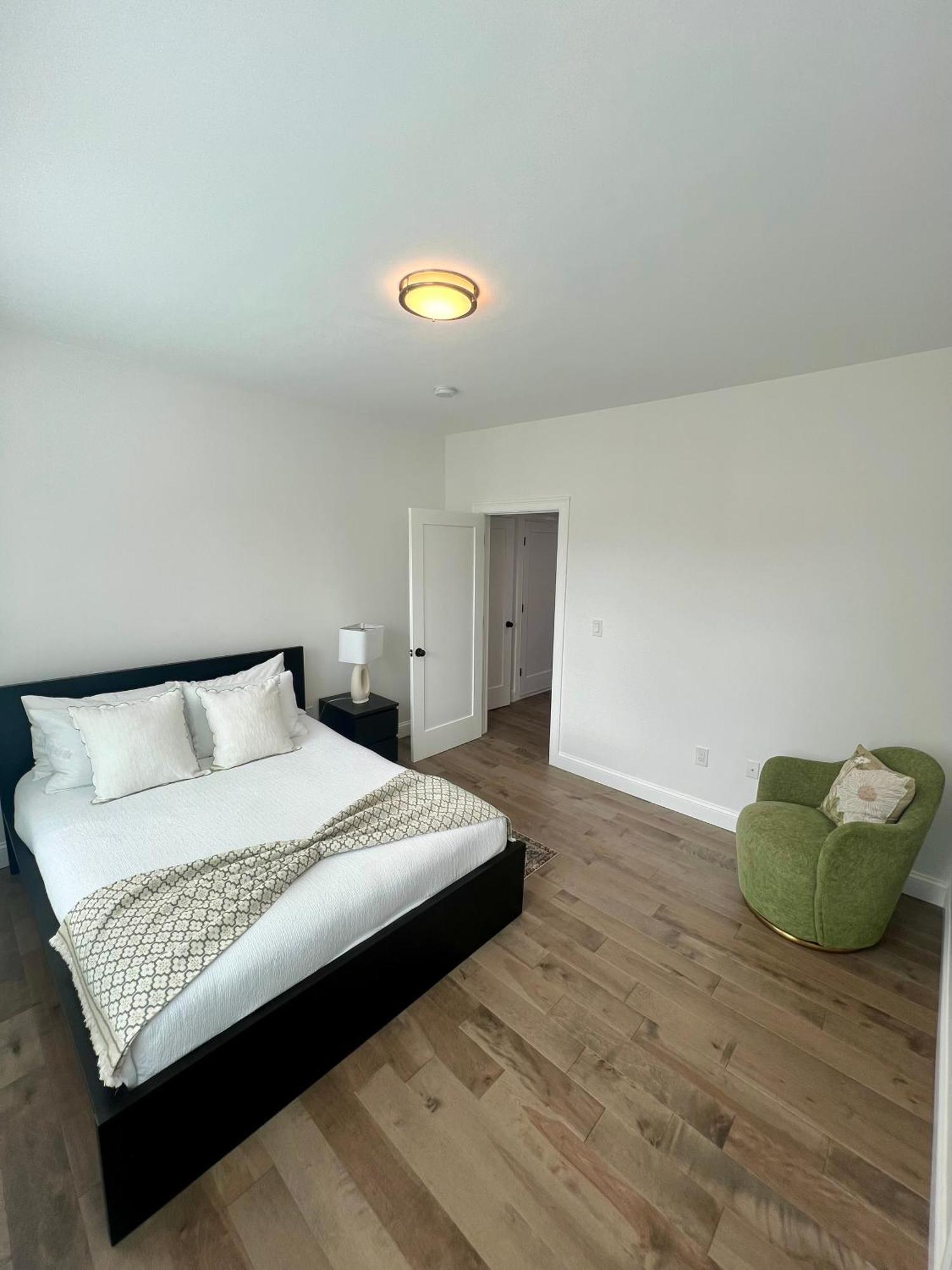 Aparthotel Modern 3-bedroom Condo, Fully Furnished & Renovated