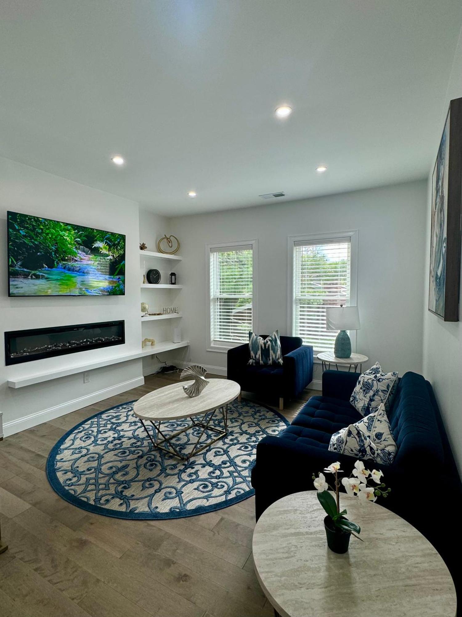 Modern 3-bedroom Condo, Fully Furnished & Renovated *