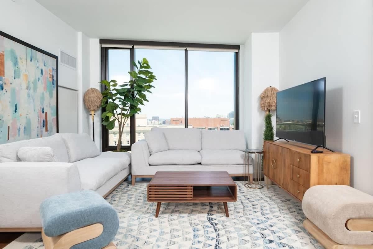 Back-bay Upscale Penthouse W Roof-top *