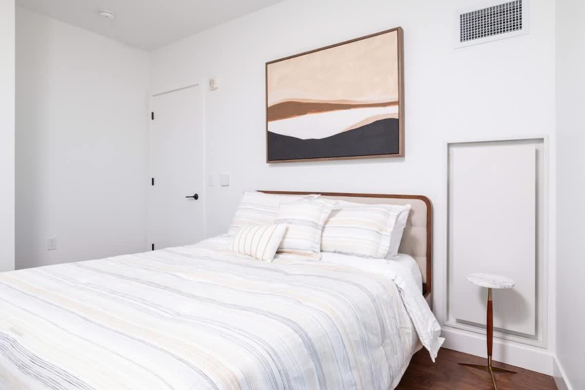 Back-bay Upscale Penthouse W Roof-top *