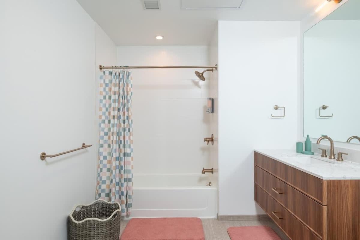 Back-bay 2br Penthouse W Roof And Gym Apartment
