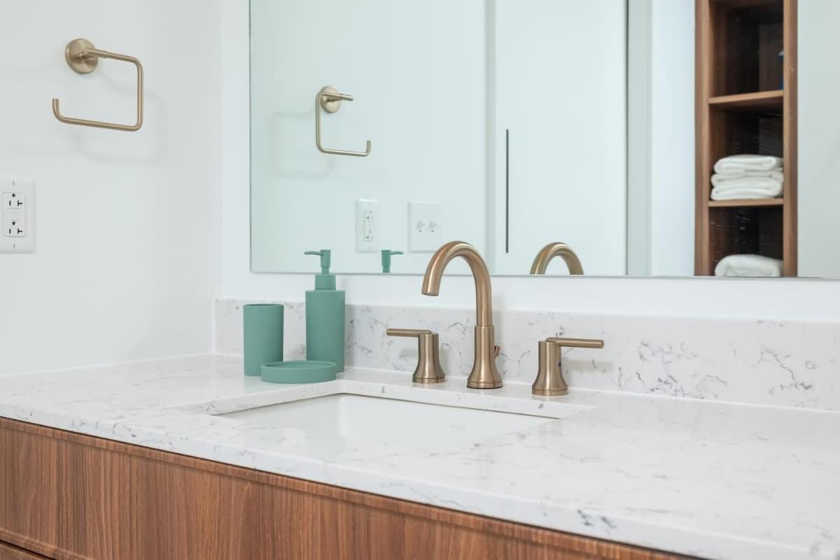 Back-bay 2br Penthouse W Roof And Gym