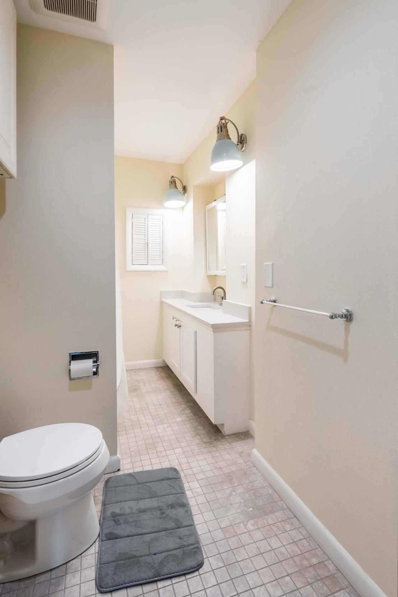 Functional 970 Apartment