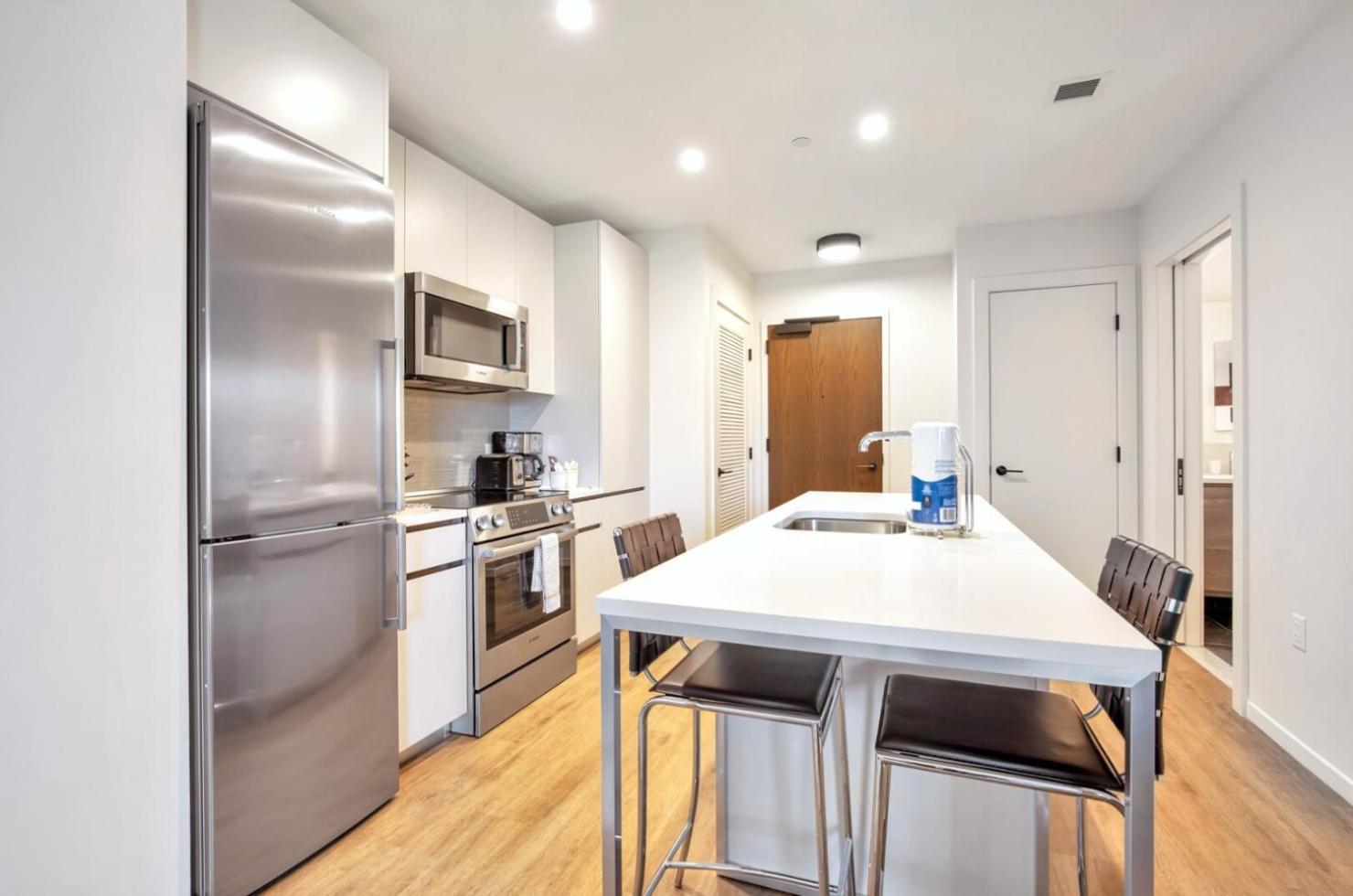 Spacious Full Kitchen In Seaport - Alx-603