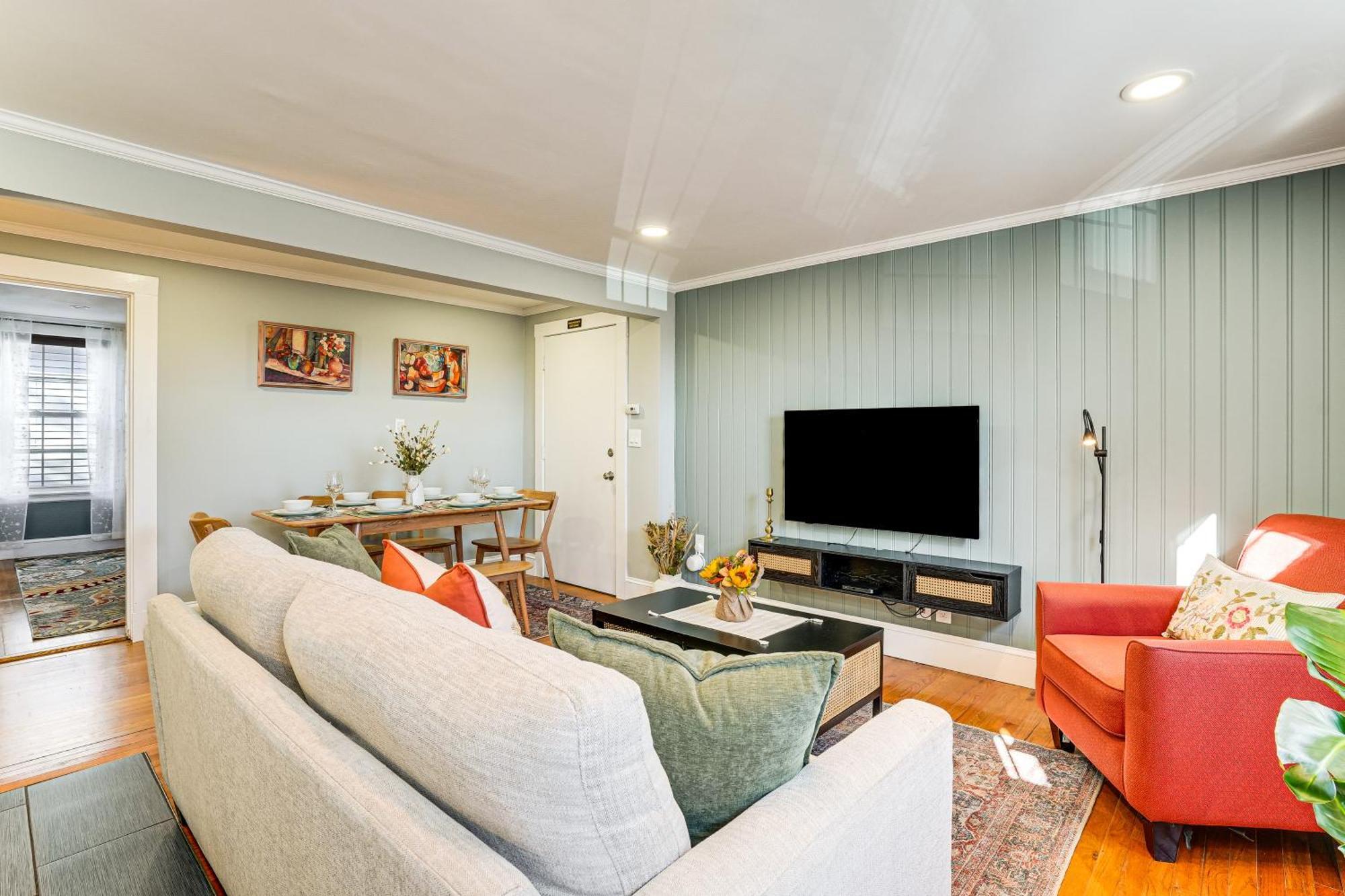 Walk To Constitution Mid-century Gem Apartment *