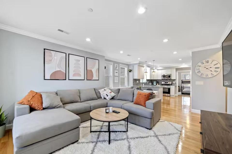 Modern Luxury Steps From Zoo & Golf Course Apartment Boston