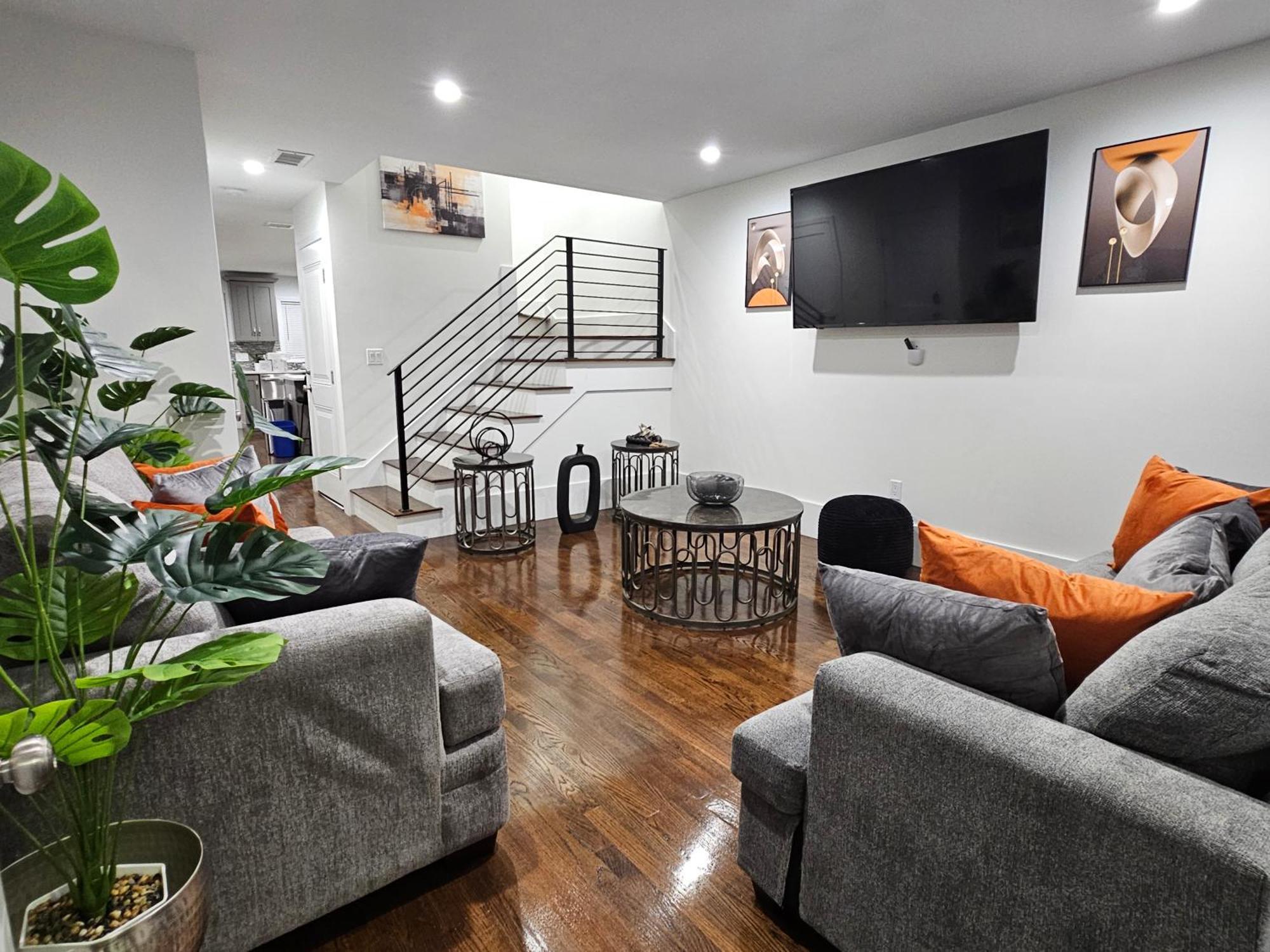 Brand New 4br House 20min Downtown Holiday home *