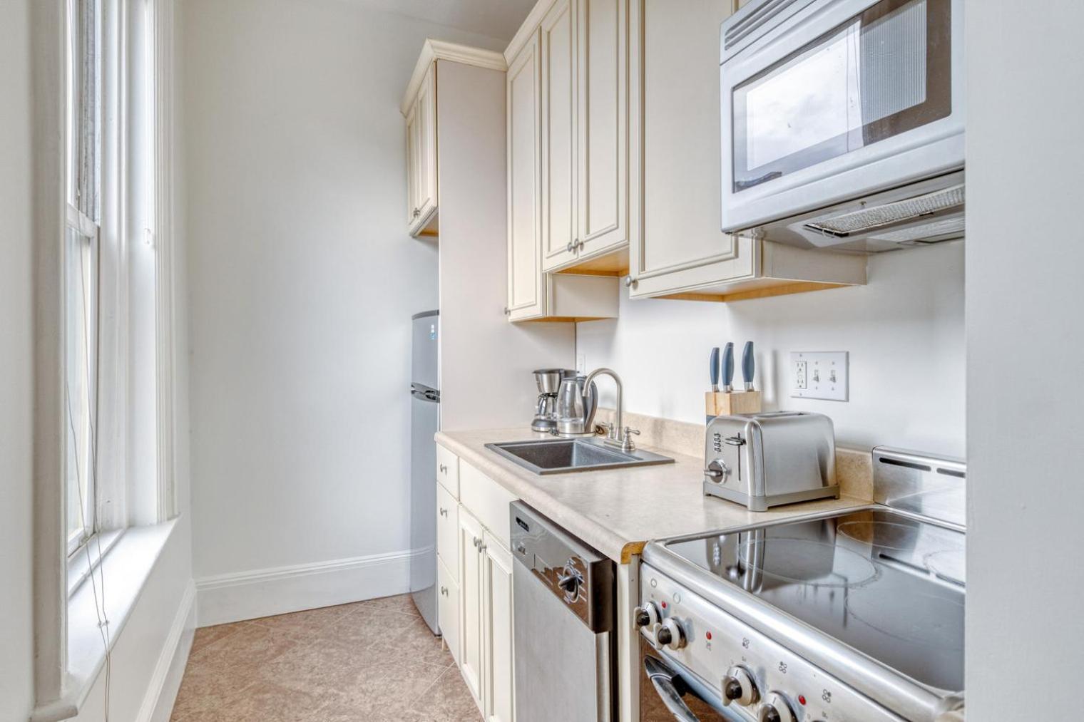 Back Bay Steps From Newbury T Bos-560 Apartment *