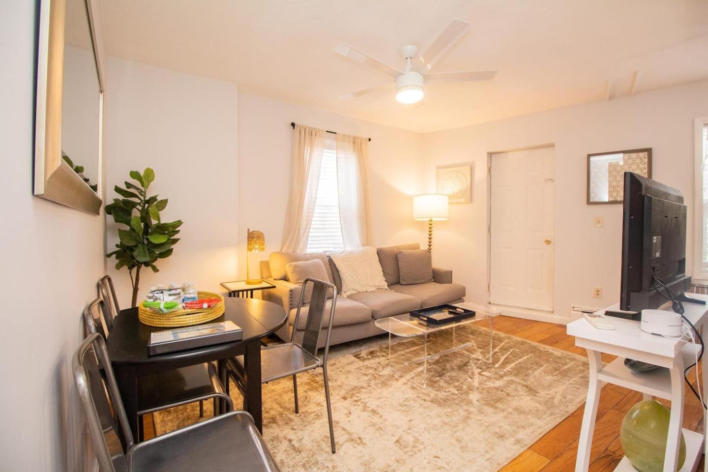 Modern,02 Mile To Northeastern, In Unit Laundry Apartment *