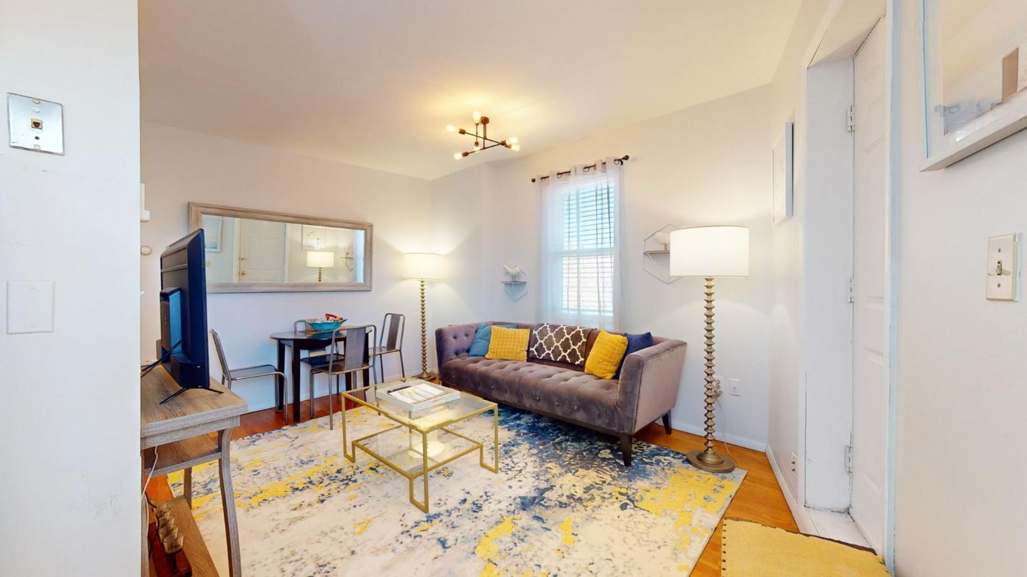 Apartment Chic 2br With Modern Comforts