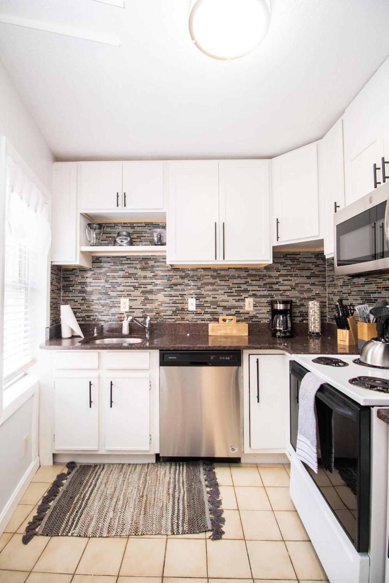 Apartment Modern,02 Mile To Northeastern, In Unit Laundry *