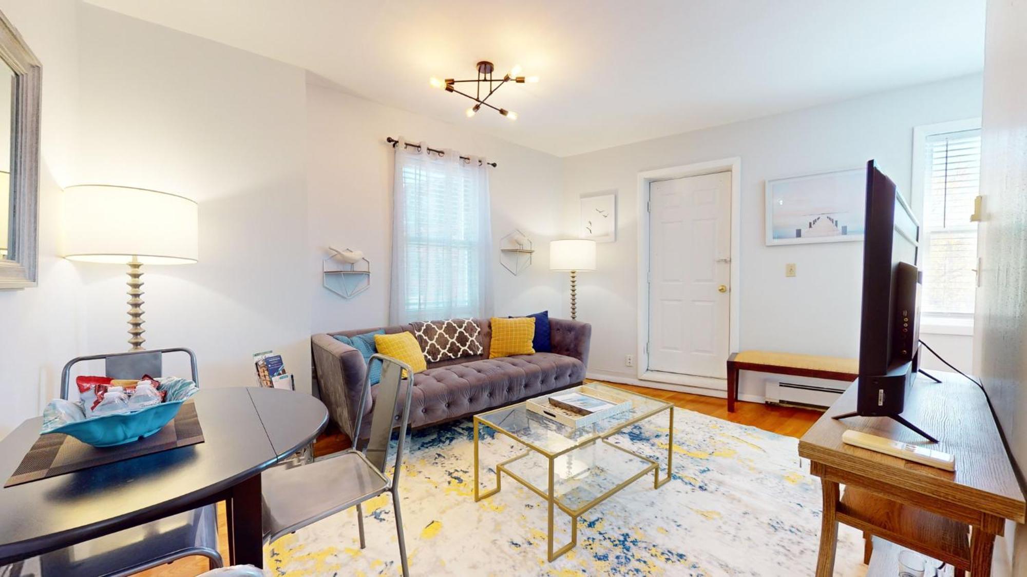 Apartment Chic 2br With Modern Comforts *