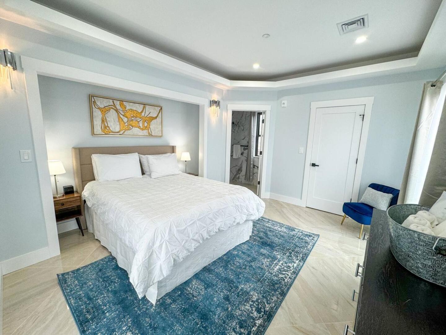 Apartment Renovated 3b, 2ba, Skyline View, Laundry, Cen Air *