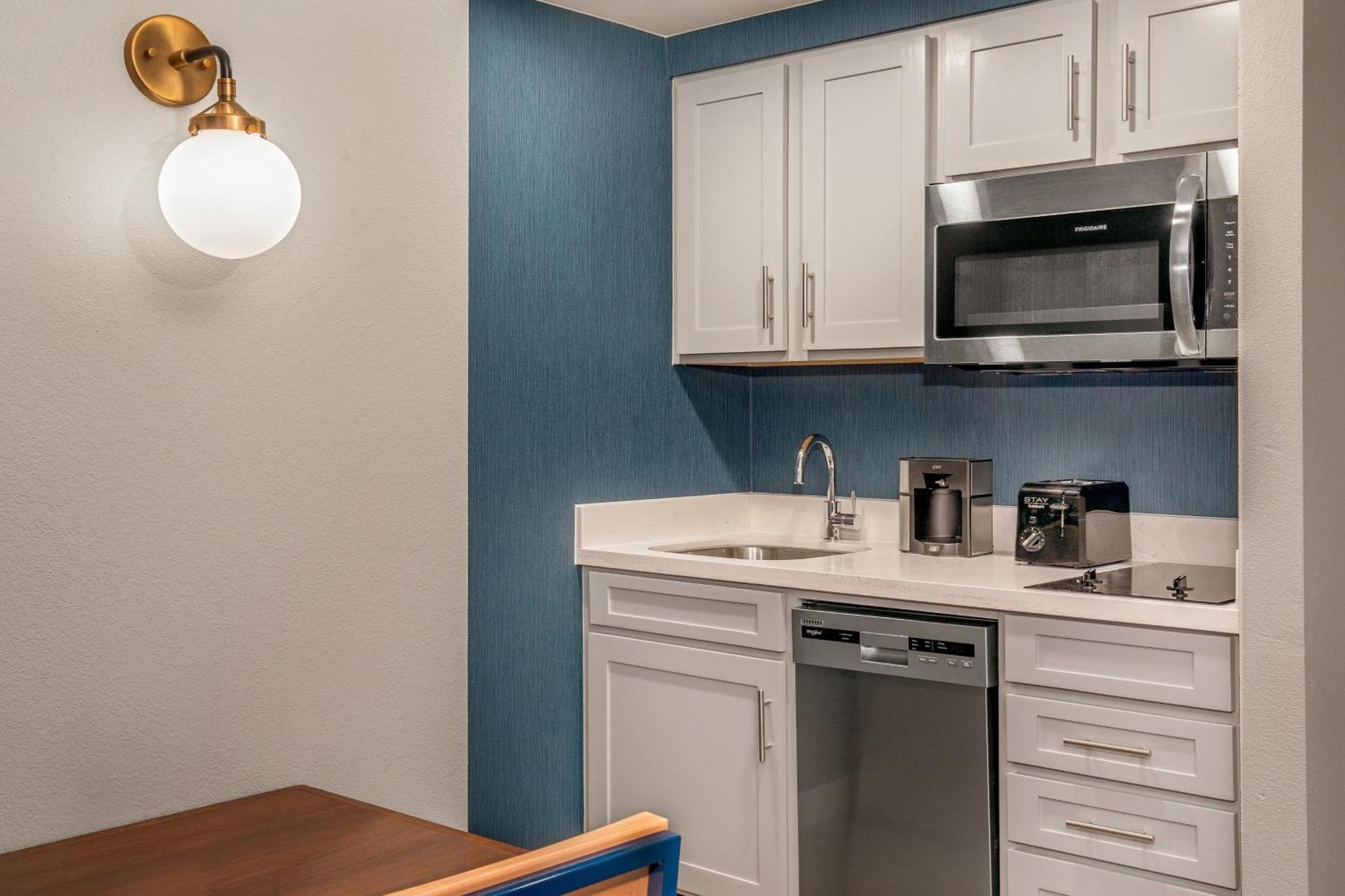 Hotel By Marriott Harbor On Tudor Wharf 3*