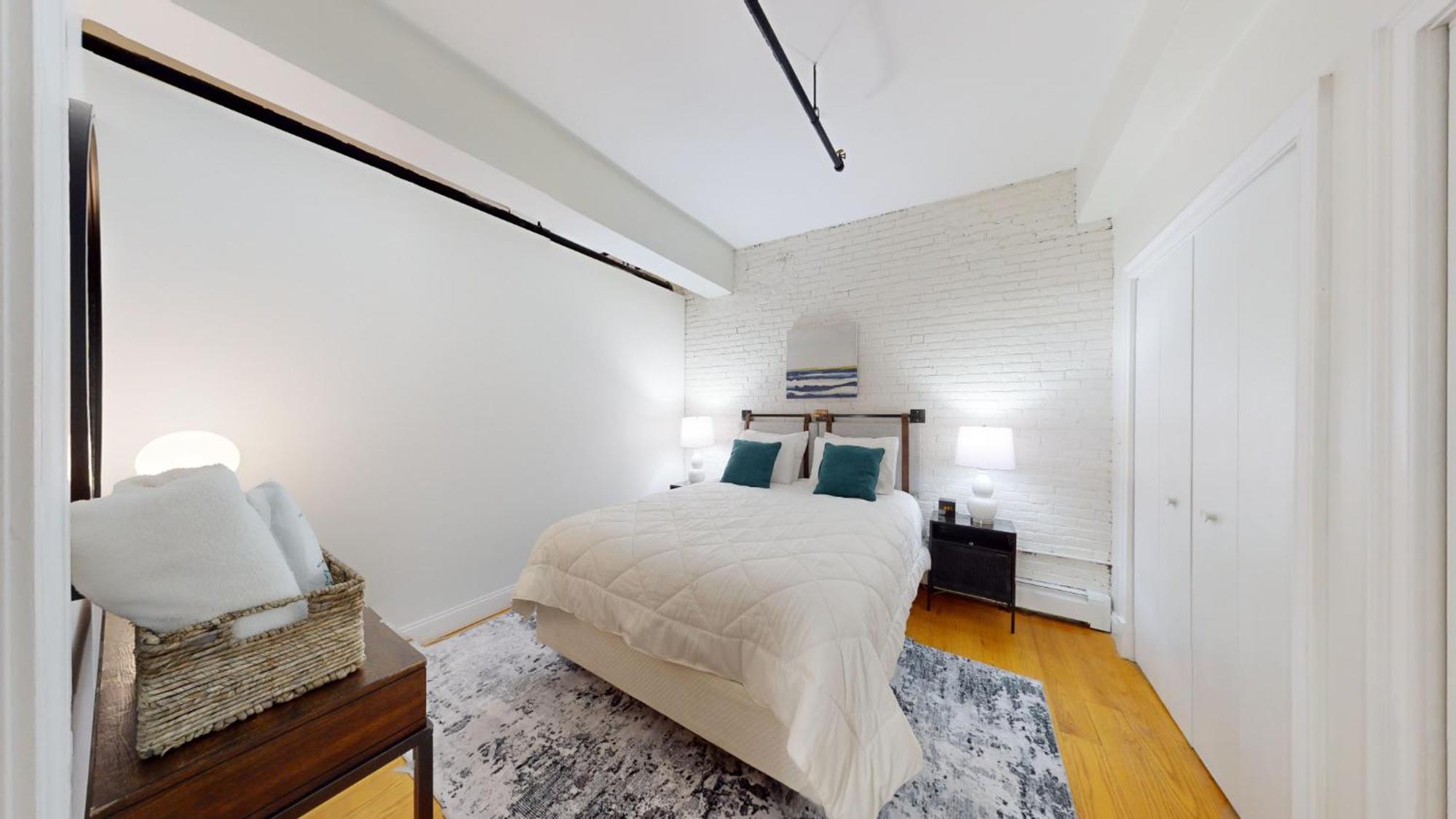 2 Level, 2 Bed With Office In Back Bay