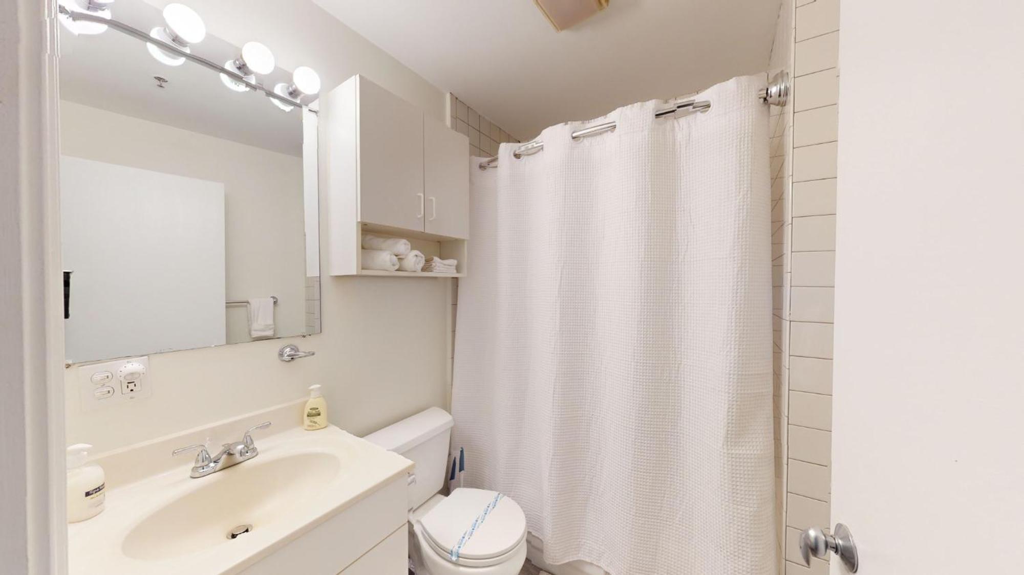 2 Level, 2 Bed With Office In Back Bay