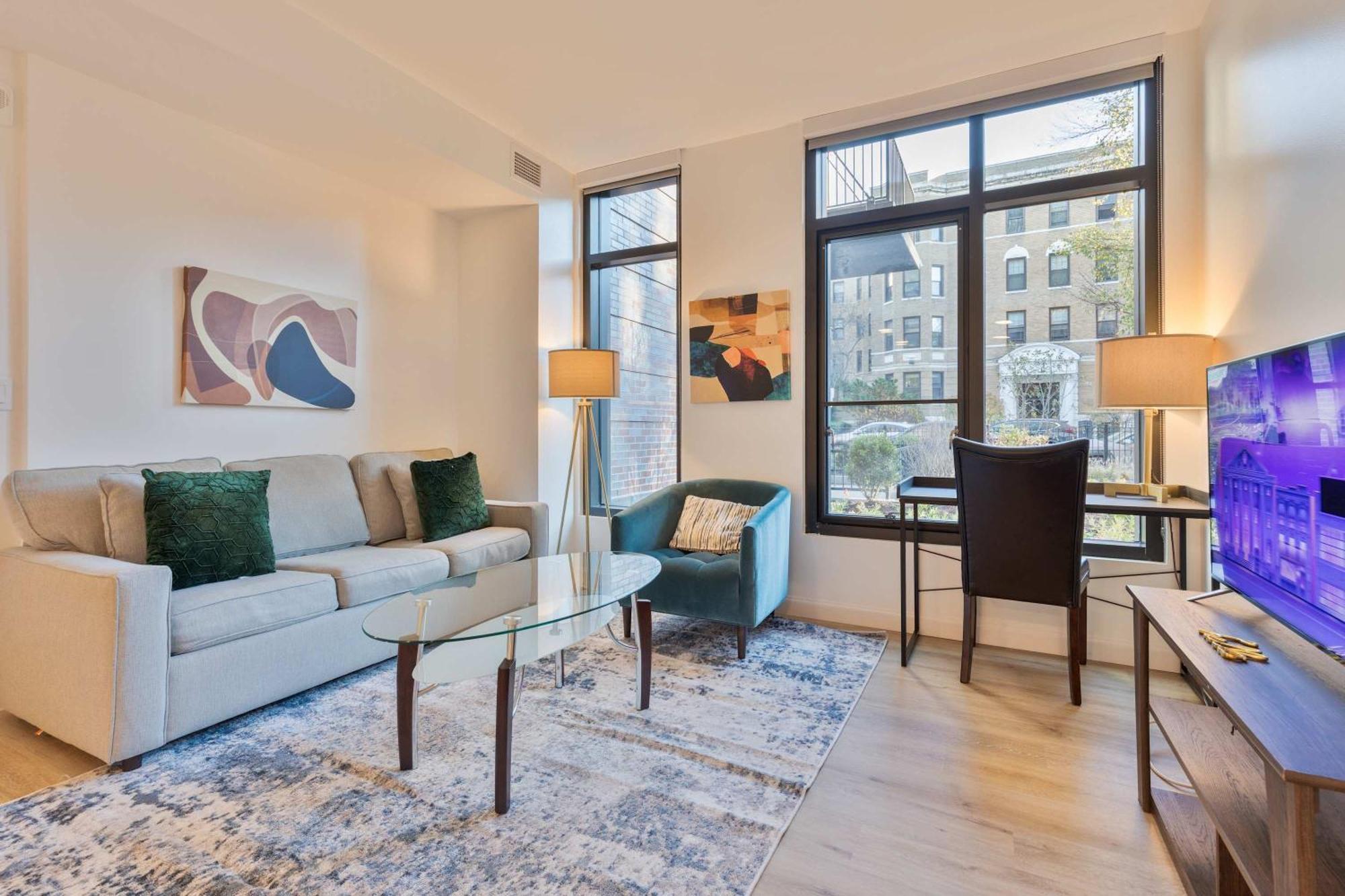 Gorgeous With Kitchen Apartment *