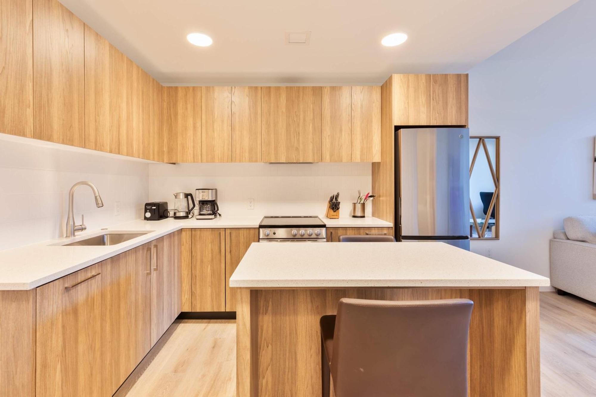 Private Modern With Kitchen Apartment