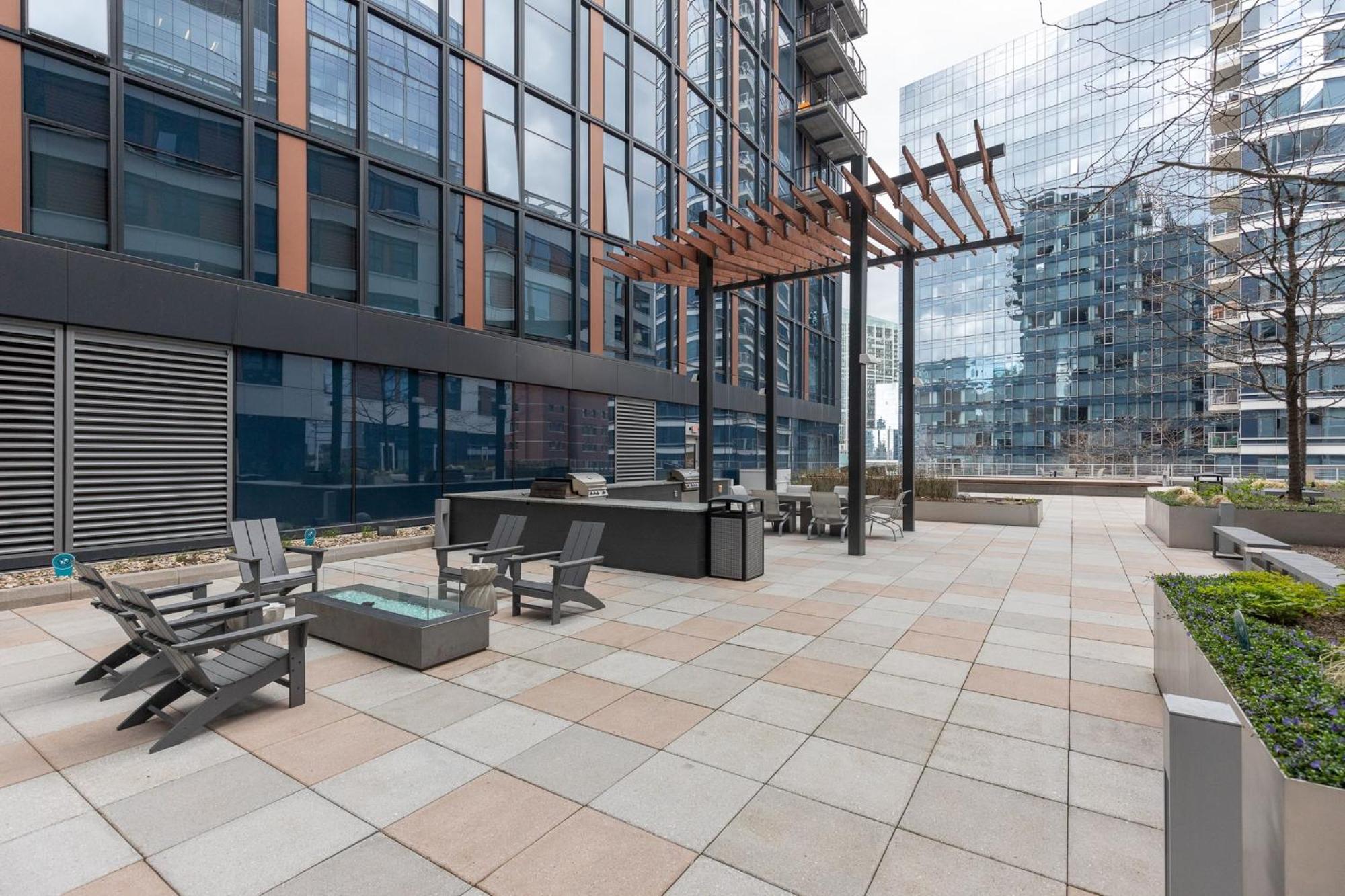Bright Downtown With Gym - Via-519 *
