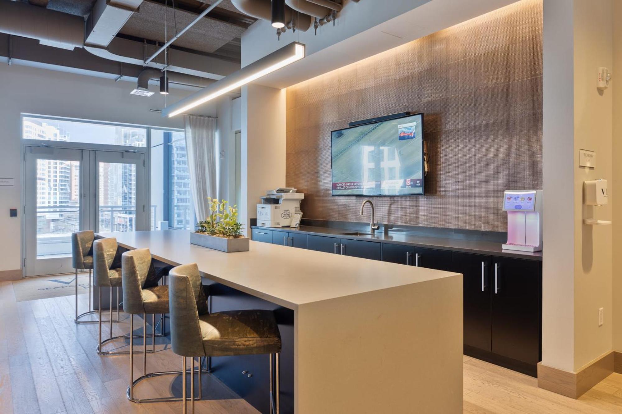 Apartment Bright Downtown With Gym - Via-519 *