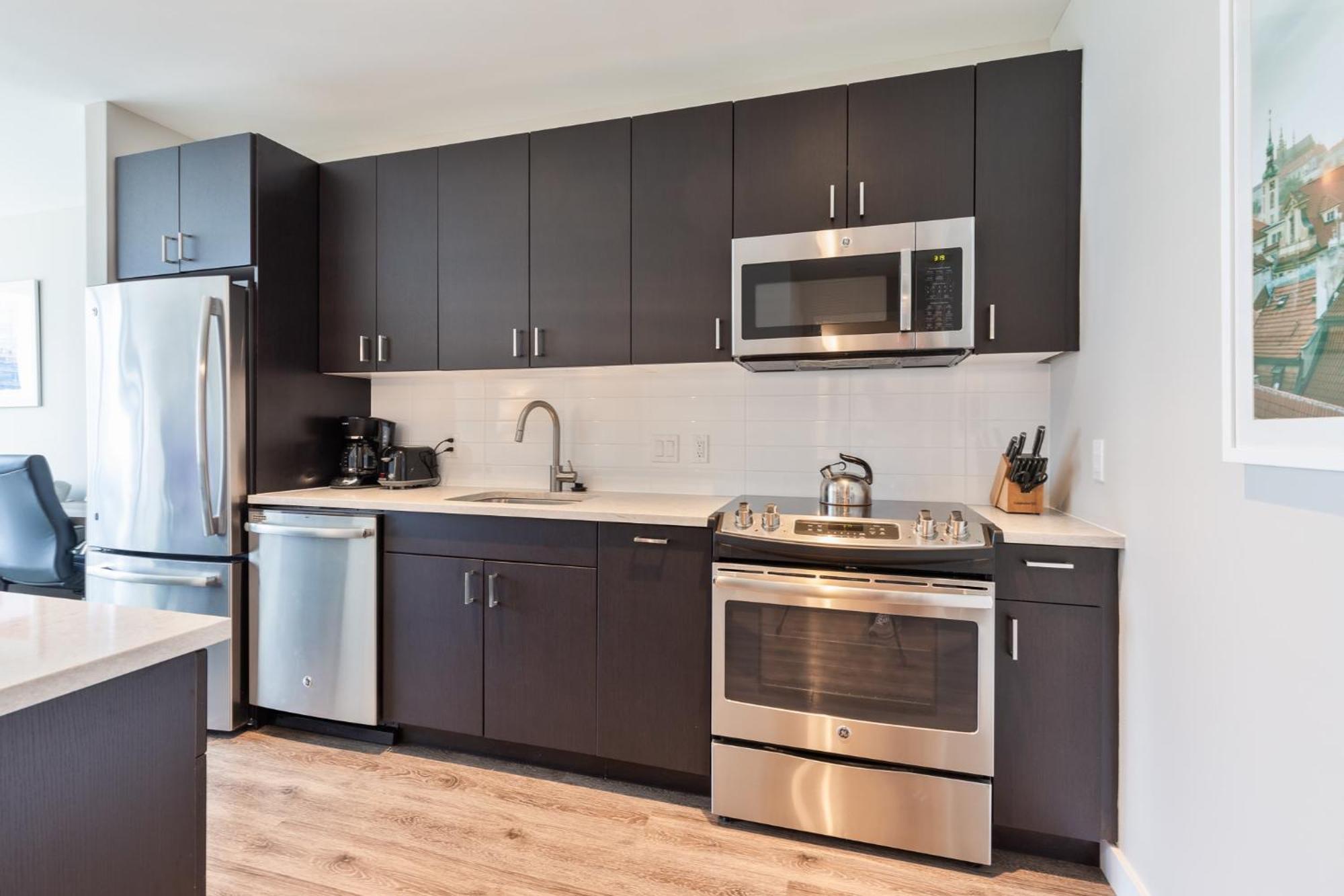 Bright Downtown With Gym - Via-519 Apartment *
