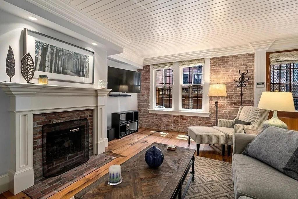 Back Bay Nantucket-style Pied-a-terre Off Newbury St Apartment Boston