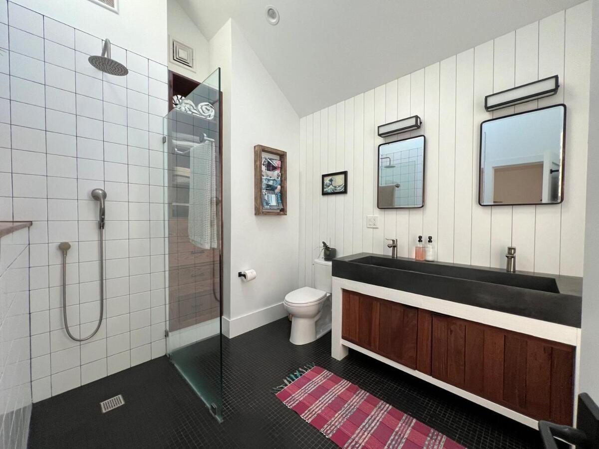 Waterfront Escape - Close To Airport & Downtown Villa