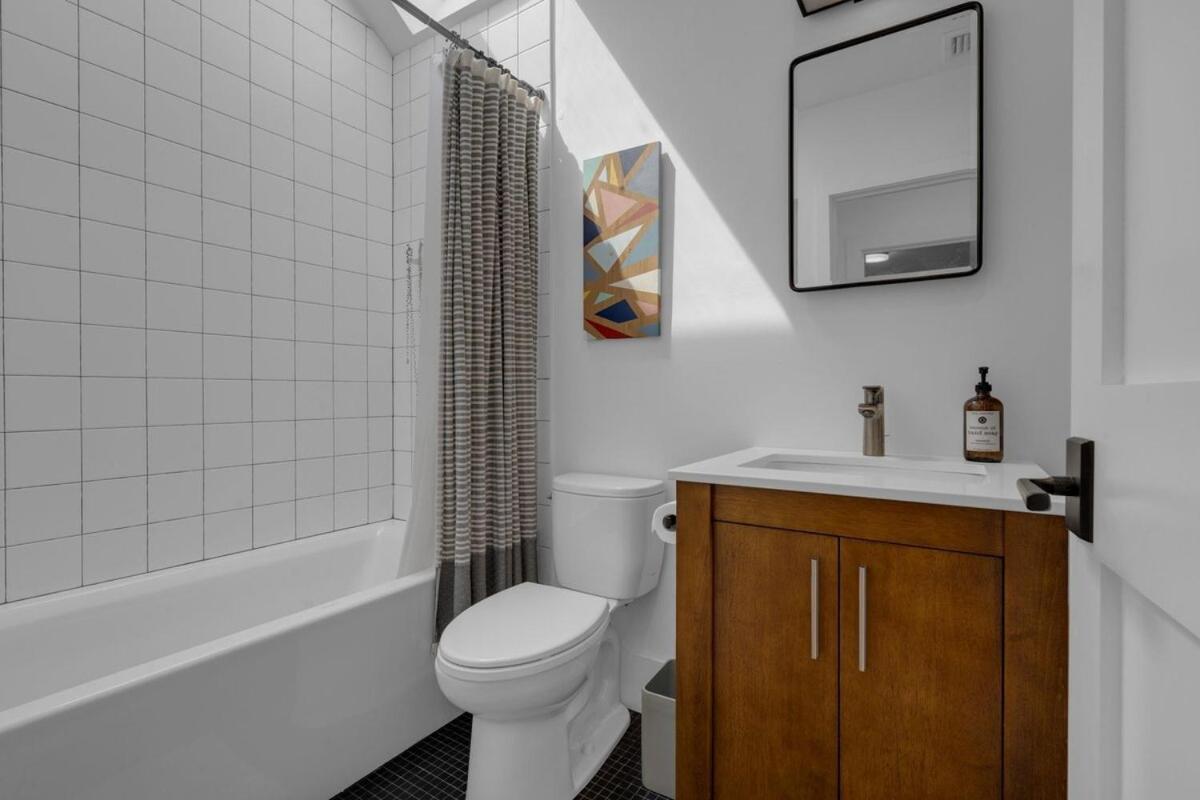 Villa Waterfront Escape - Close To Airport & Downtown