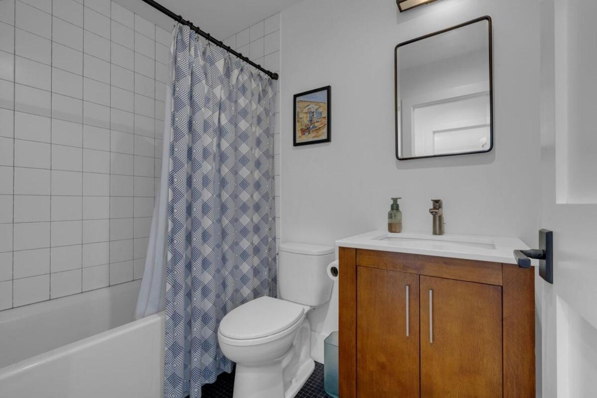 Waterfront Escape - Close To Airport & Downtown Villa *