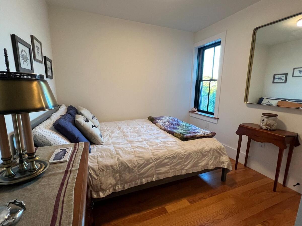 Waterfront Escape - Close To Airport & Downtown Villa