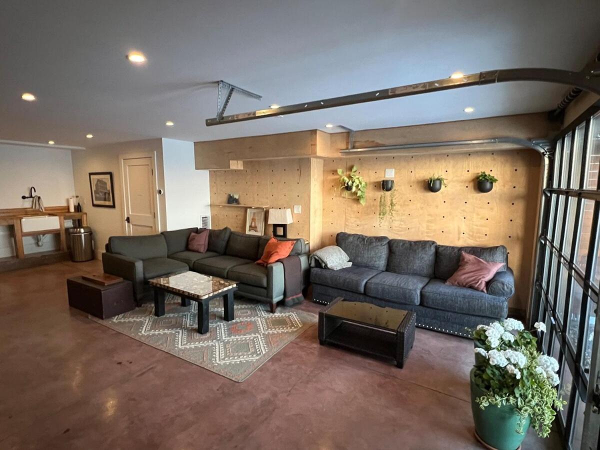 Waterfront Escape - Close To Airport & Downtown Villa