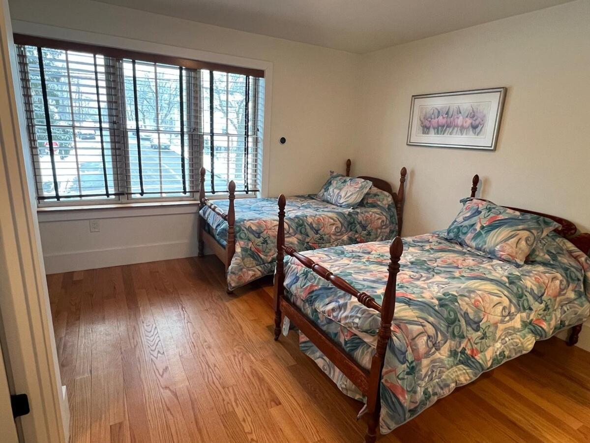 Waterfront Escape - Close To Airport & Downtown Villa