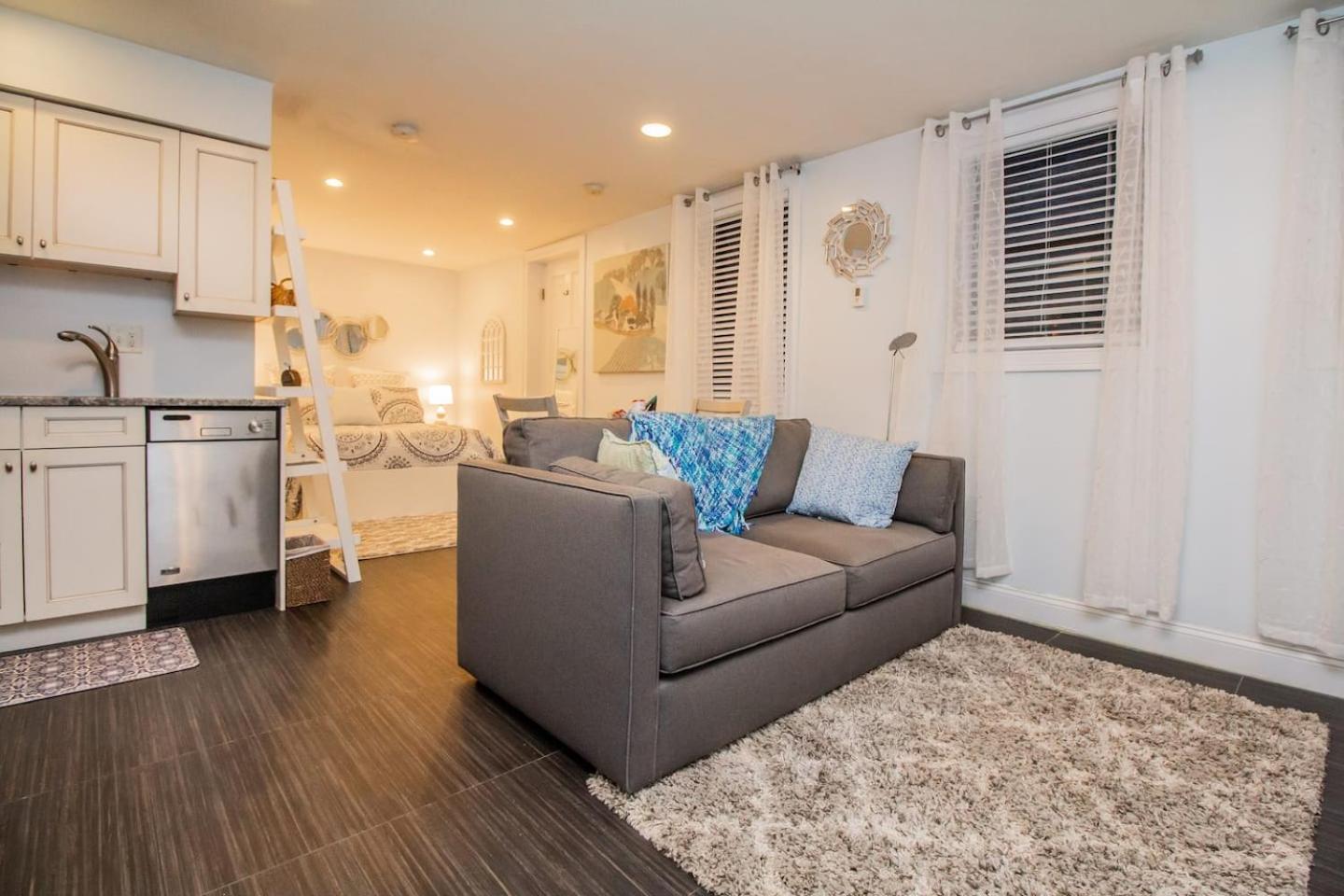 Apartment Renovated Studio, Steps To Mgh, Suffolk, Sleeps 4