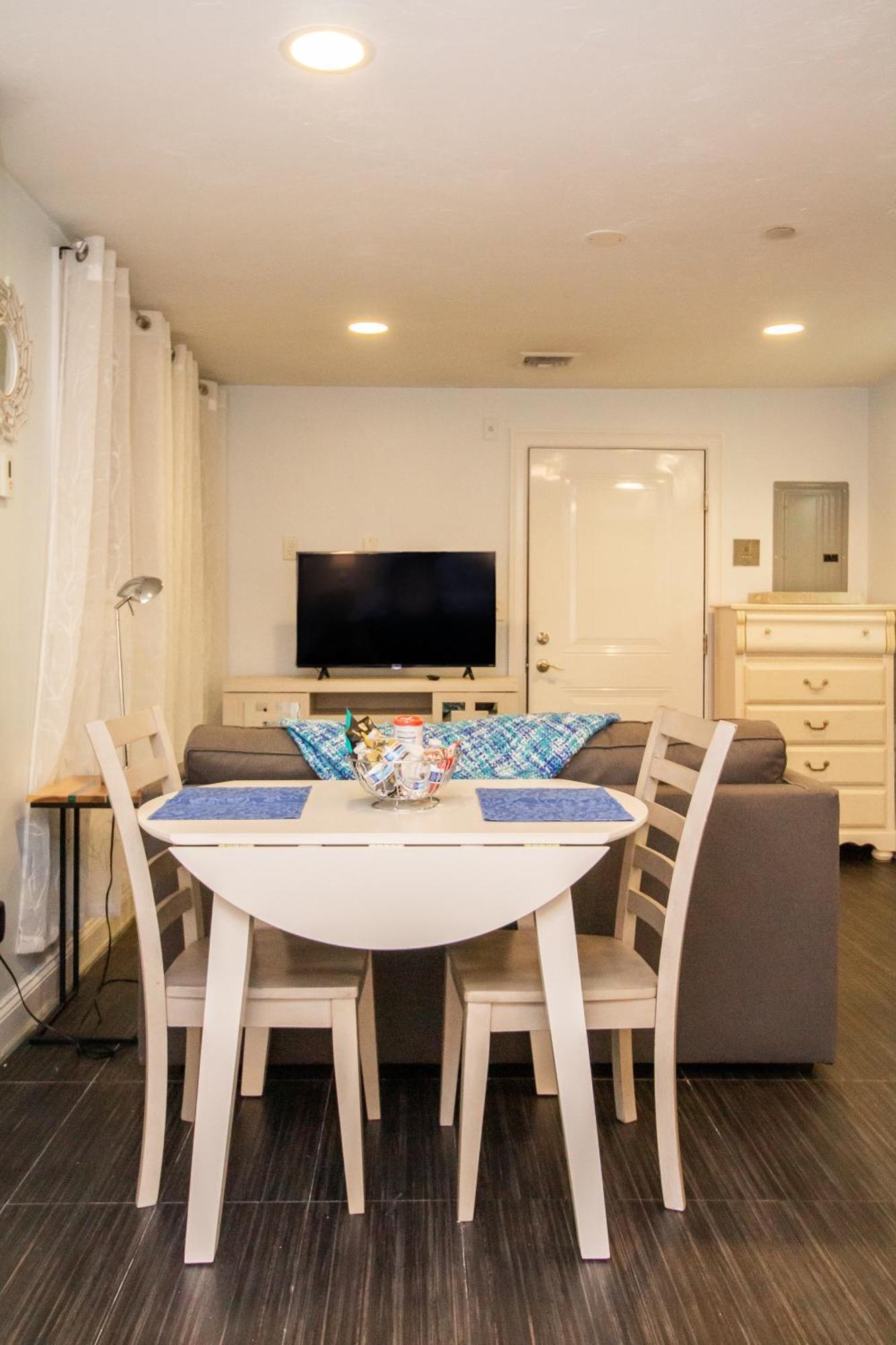 Renovated Studio, Steps To Mgh, Suffolk, Sleeps 4 Apartment *