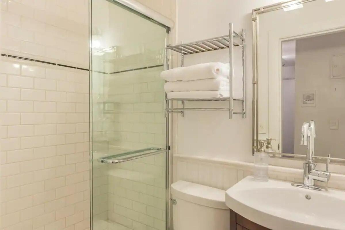 Lovely Next To Prudential & Newbury St *