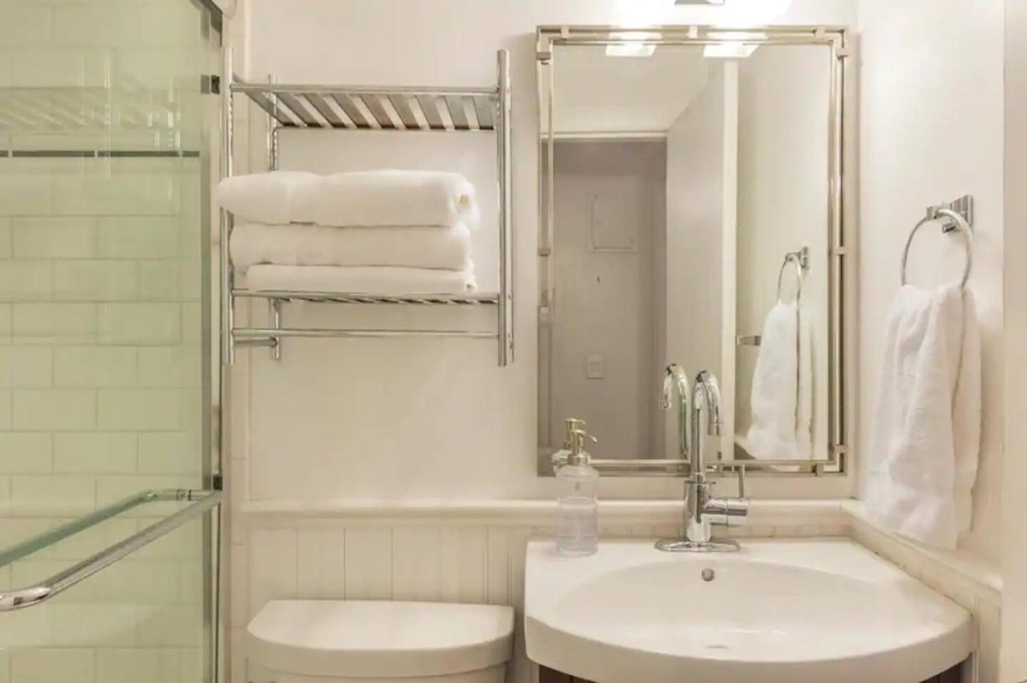Lovely Next To Prudential & Newbury St Apartment *