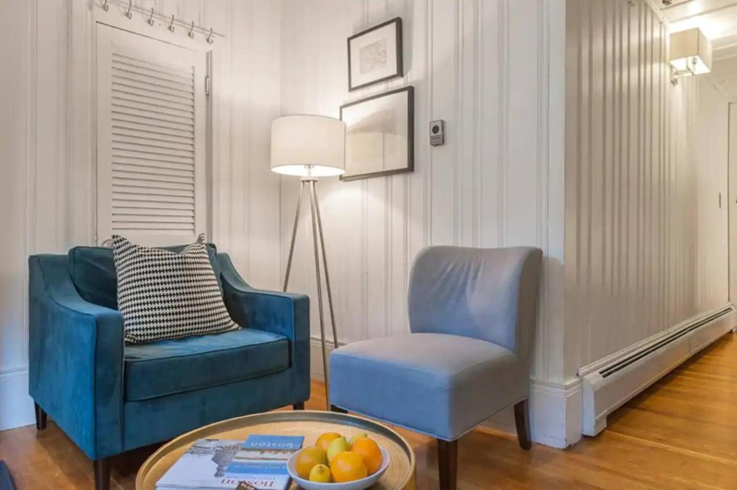 Lovely Next To Prudential & Newbury St *
