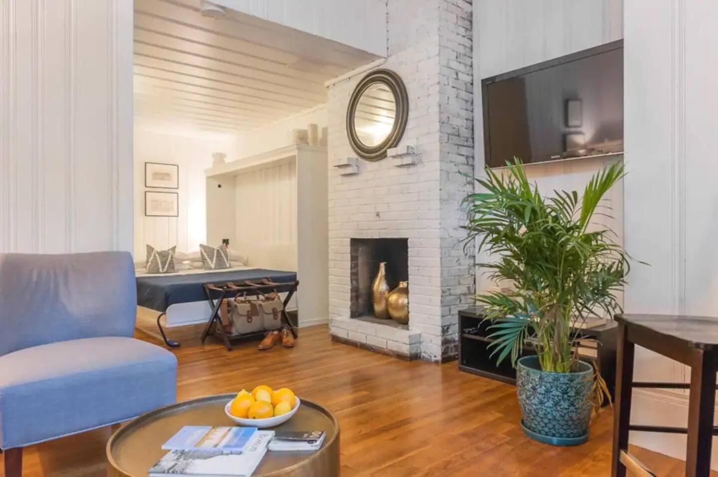 Lovely Next To Prudential & Newbury St Apartment *