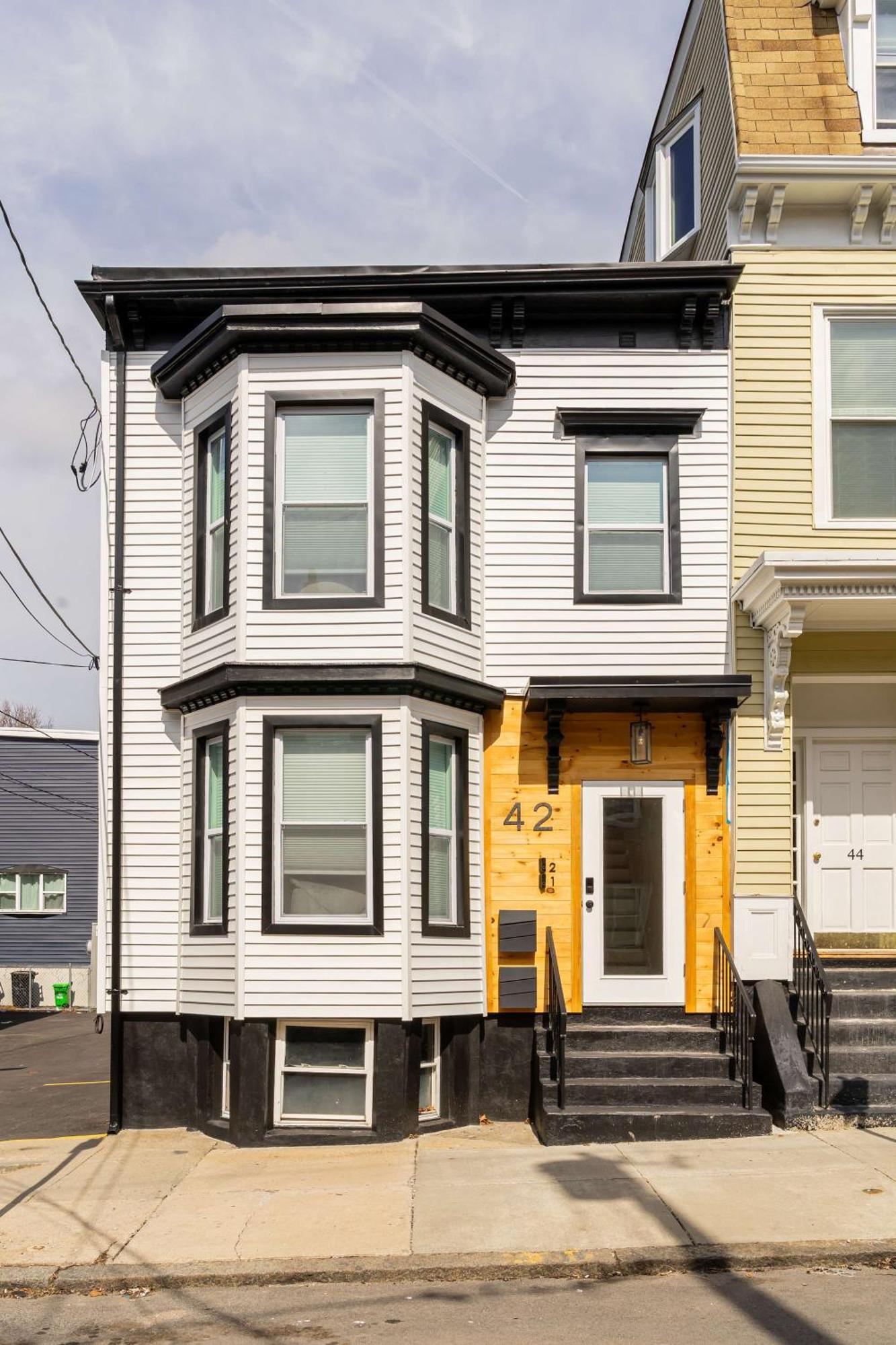 Modern East 2 Bed 2 Bath *