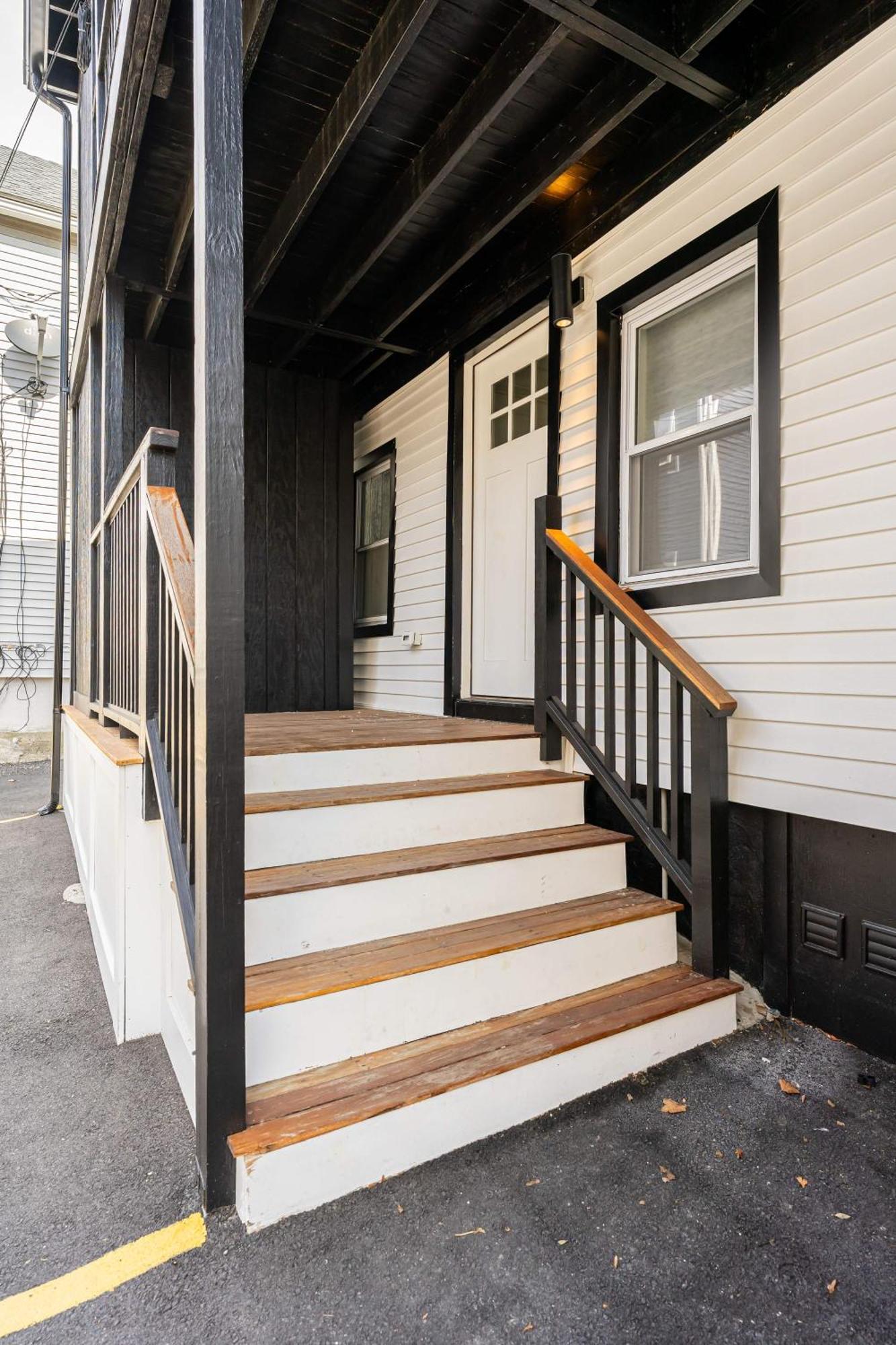 Apartment Modern East 2 Bed 2 Bath *