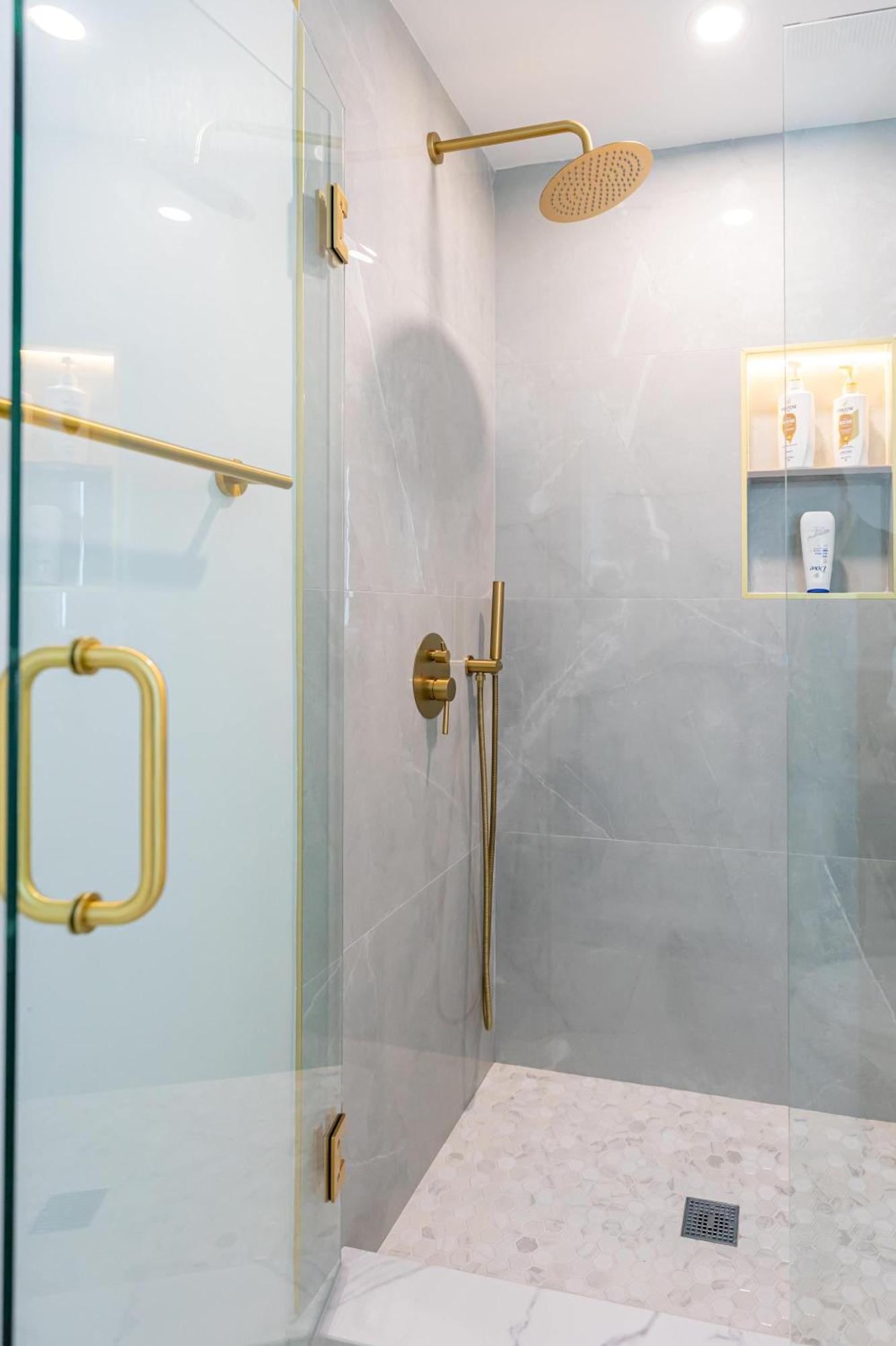 Modern East 2 Bed 2 Bath *