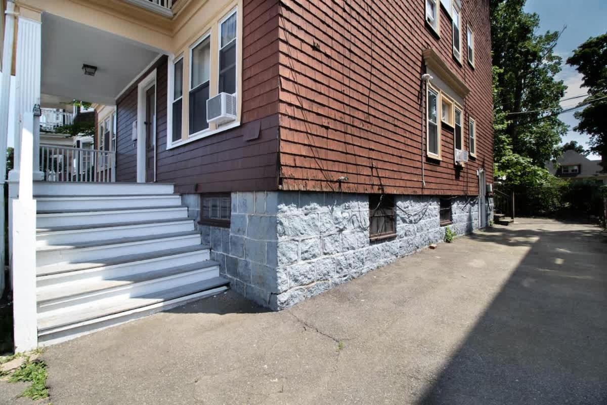 Comfortable And 3 Bed Boston