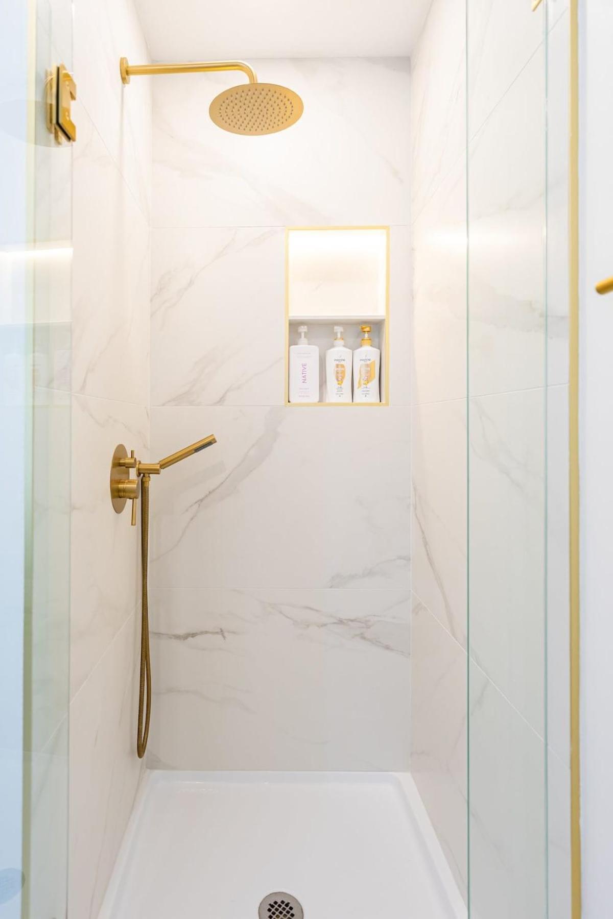 Luxury 2 Bed 2 Bath East
