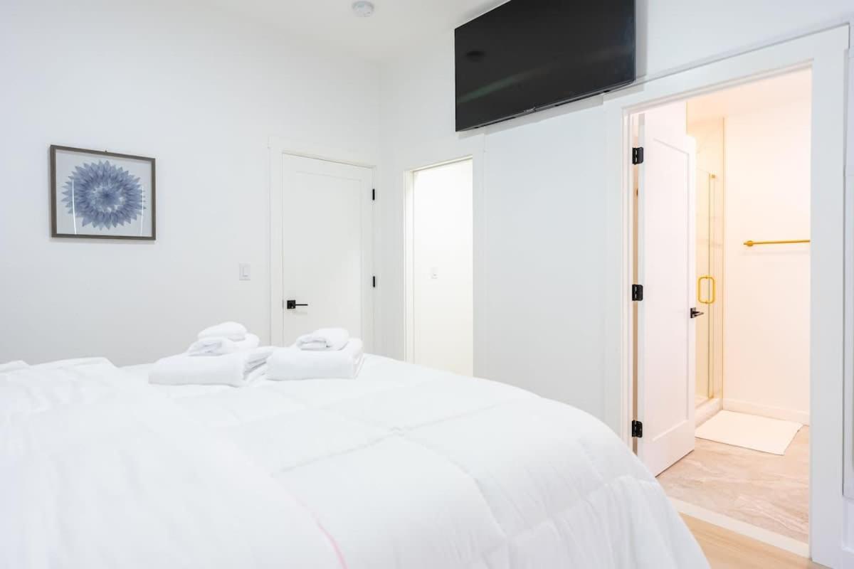 Apartment Luxury 2 Bed 2 Bath East *