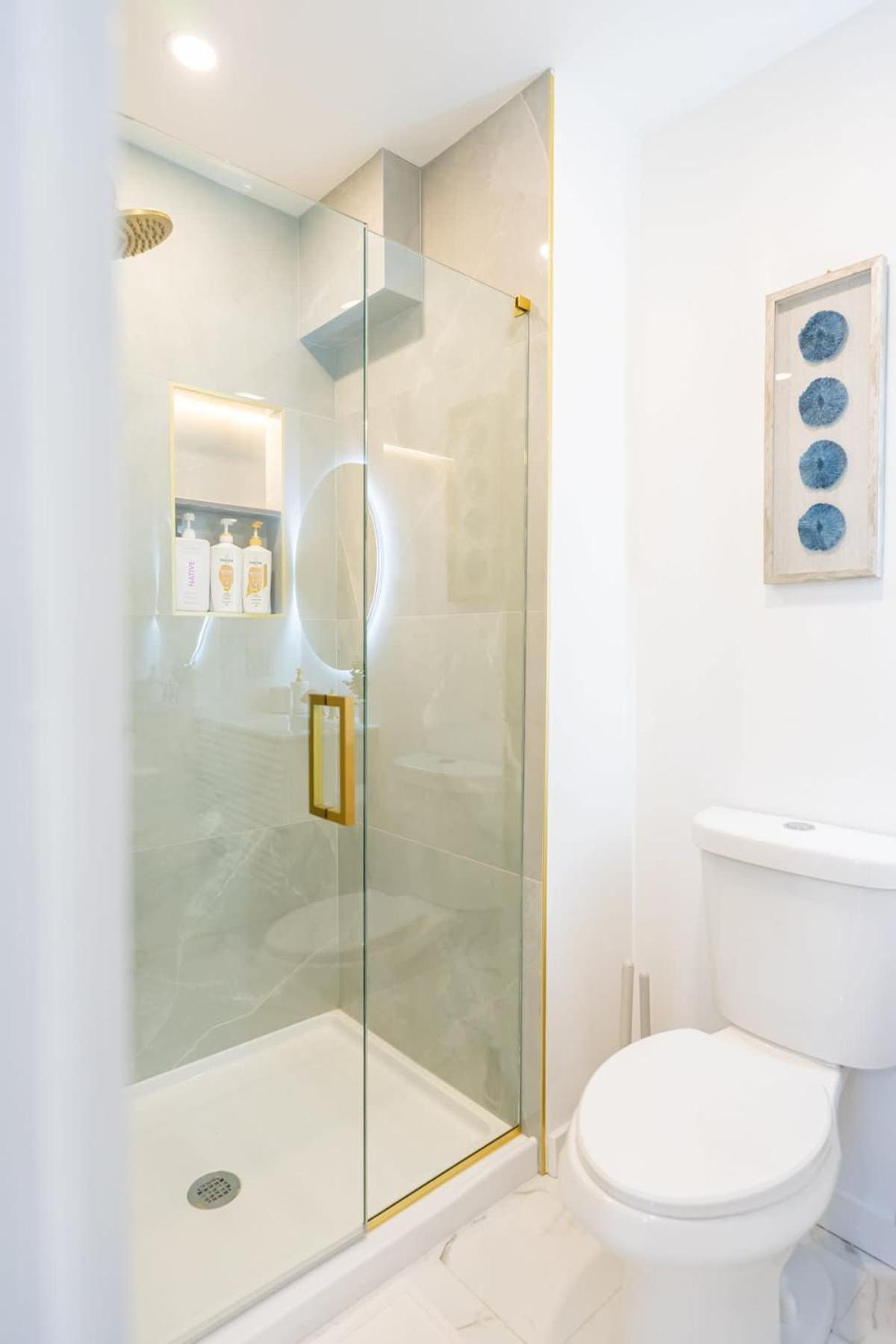 Luxury 2 Bed 2 Bath East Apartment *
