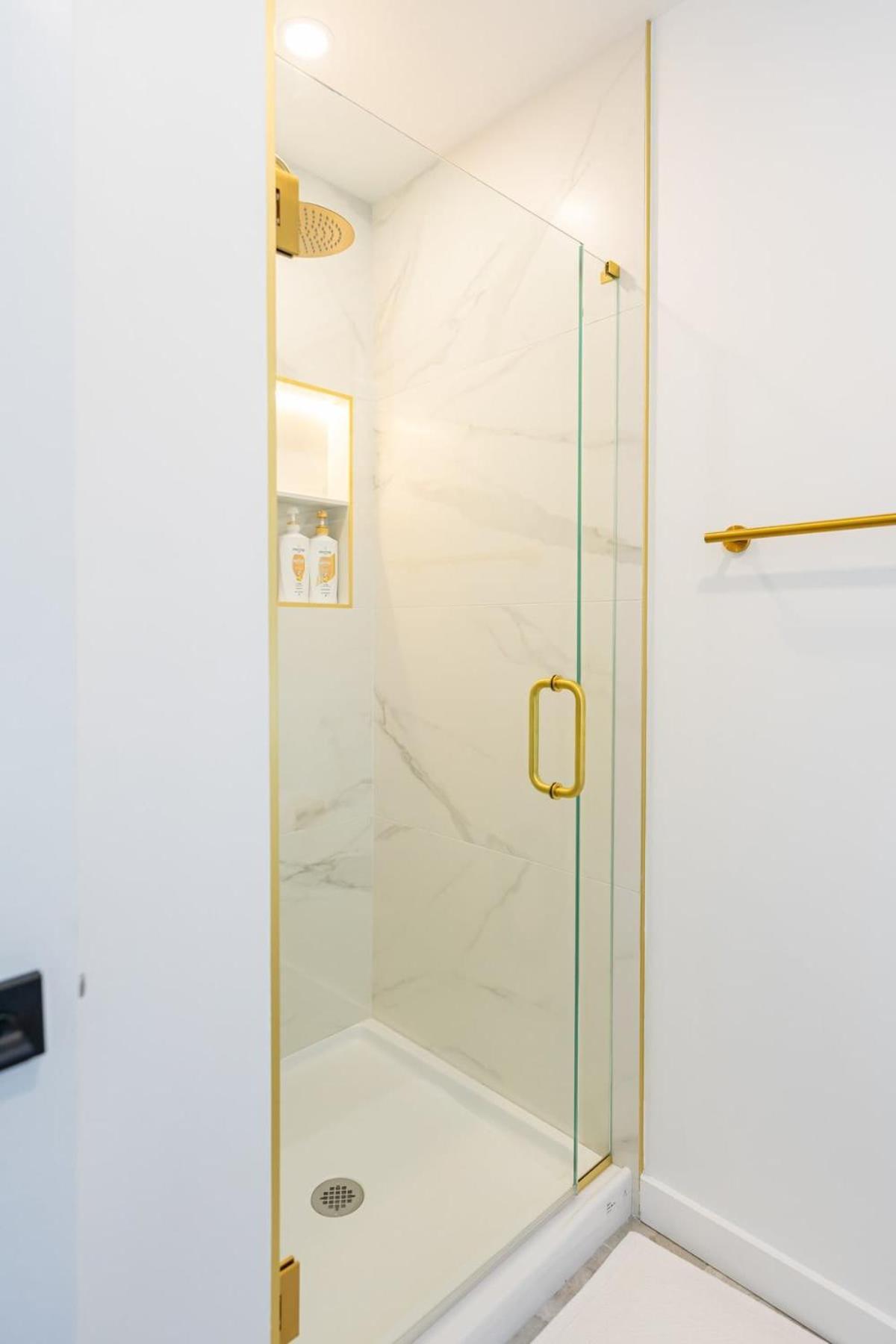 Luxury 2 Bed 2 Bath East Apartment *