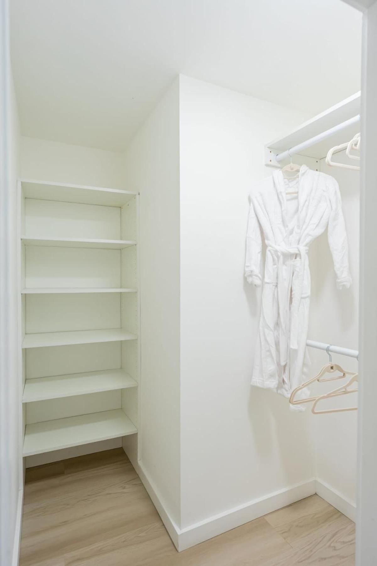 Luxury 2 Bed 2 Bath East Apartment *
