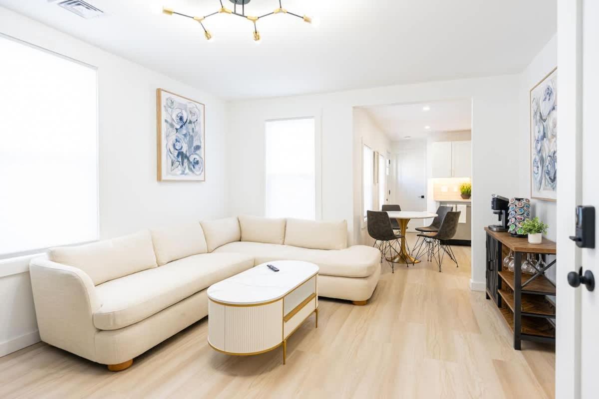 Apartment Luxury 2 Bed 2 Bath East *