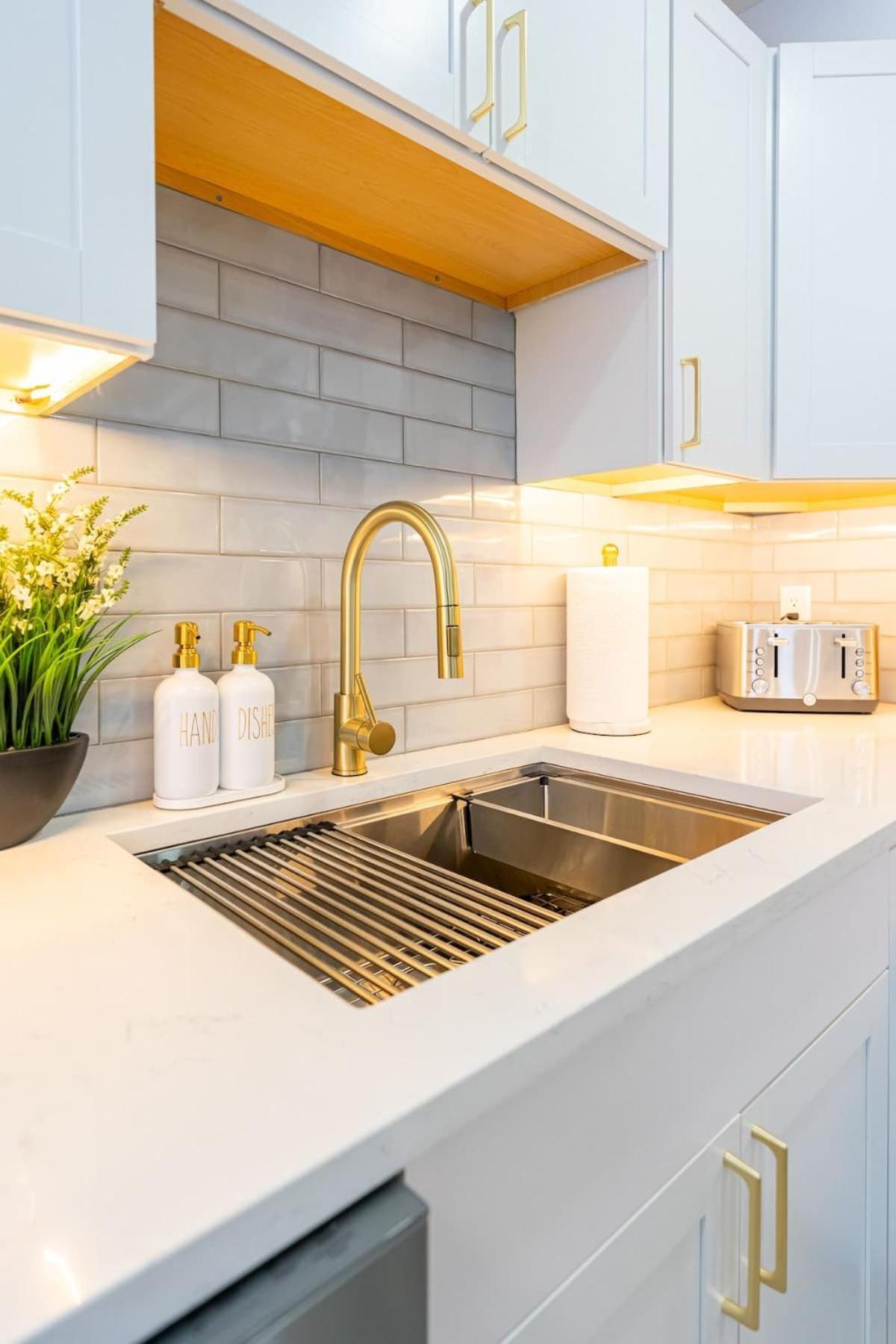 Luxury 2 Bed 2 Bath East Apartment Boston