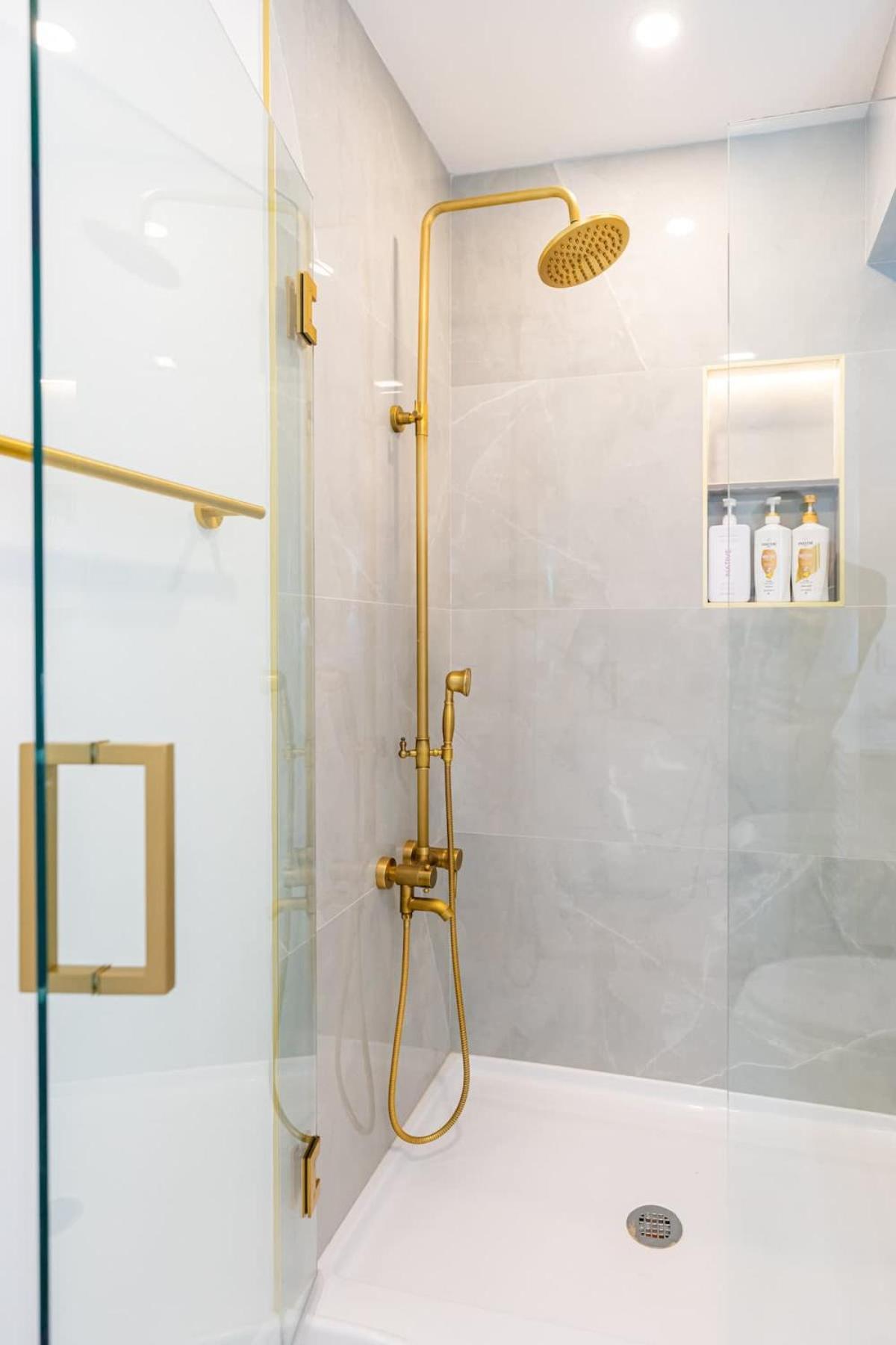 Luxury 2 Bed 2 Bath East * Boston